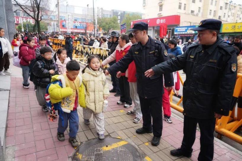 西园街道执法大队在安居苑小学学校门口设置“护学岗”。