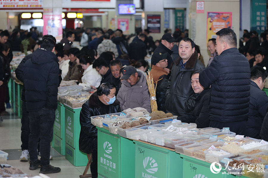 亳州中药材专业市场内，商户们精神饱满，喜迎开市。人民网记者 王晓飞摄