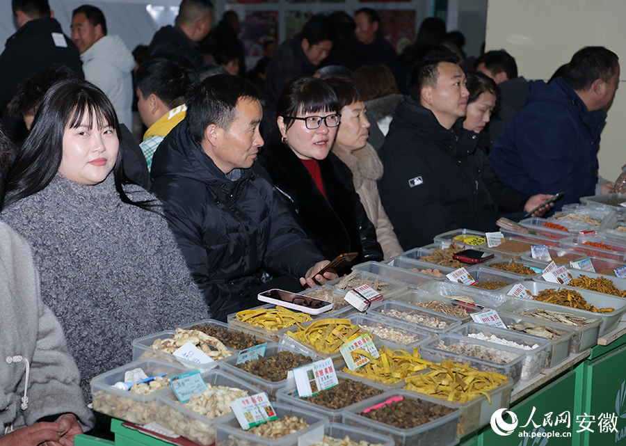 商户等待客商前来挑选中药材。人民网记者 王晓飞摄