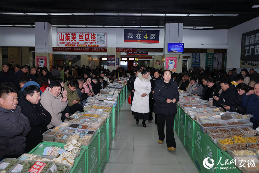 市场内客流如织，交易火爆。人民网记者 王晓飞摄