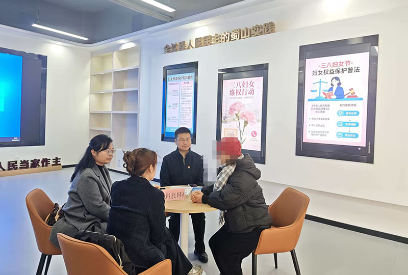 专业律师为群众答疑解惑。
