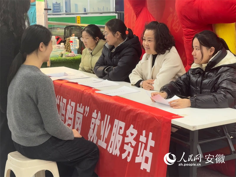 現場設置“媽媽崗”就業服務站。 人民網記者 呂歡歡攝