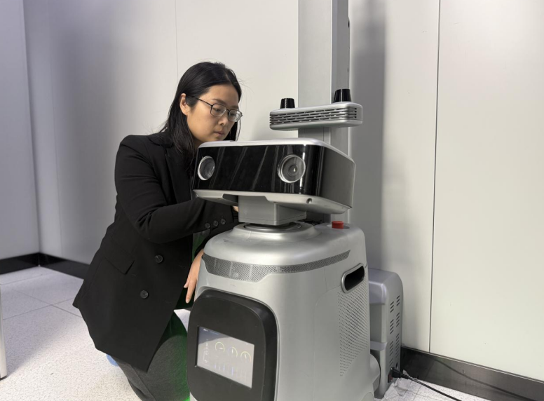 魏川子在巡檢大數據中心機櫃運行情況。 安徽交控集團供圖