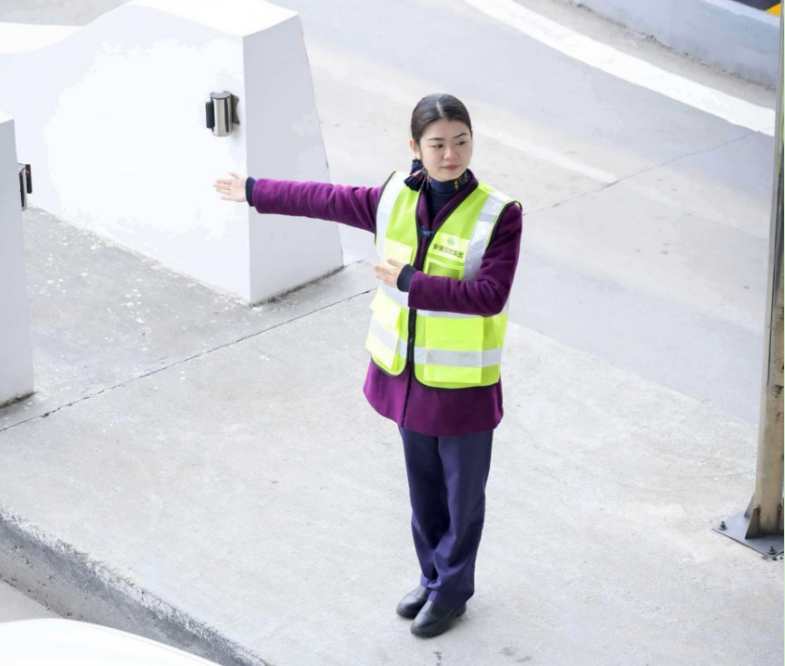 余靜在道口疏導車輛。 安徽交控集團供圖