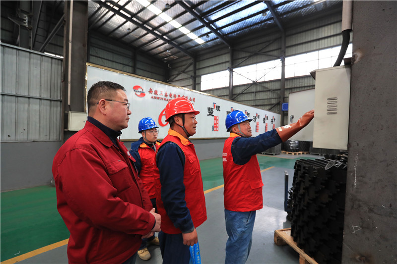 隊員幫助企業開展用電安全檢查。