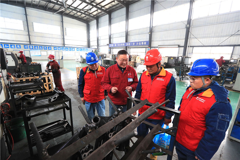隊員幫助企業開展用電安全檢查。