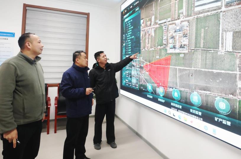 图斑对比，违法用地、违规建设做到早发现、早政治。范胜明摄
