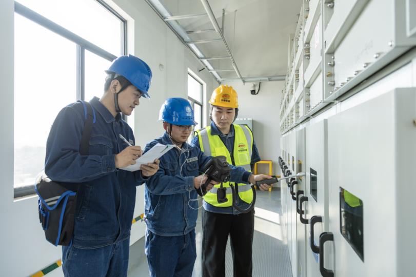 运维人员对高压开关柜进行局放检测。王平平摄