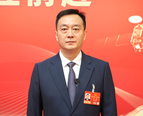 孔濤
全國人大代表、銅陵市市長孔濤
銅陵市“抓住銅、延伸銅、不唯銅、超越銅”,做大做強銅產業,已構建起從開採、冶煉到精深加工的完整產業生態。