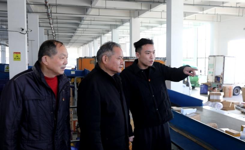 廬江縣新業態新就業群體黨建工作指導站負責人到快遞公司一線了解用工情況。