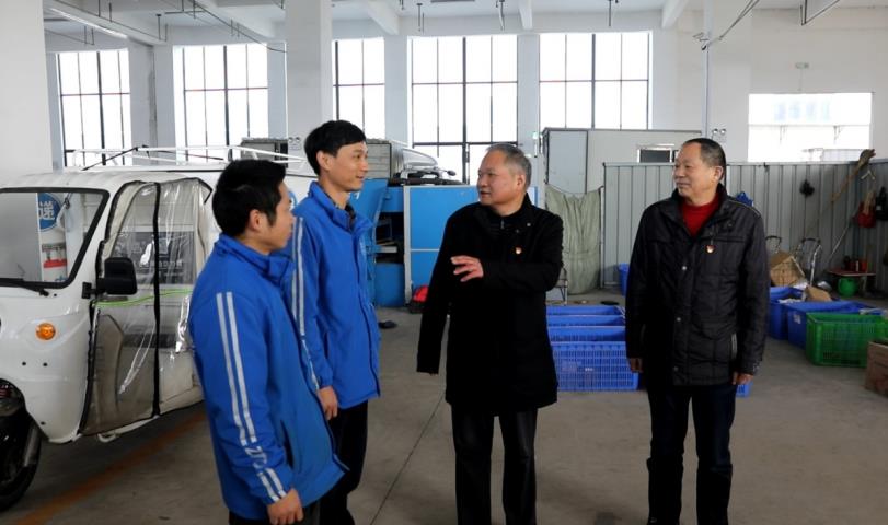 廬江縣新業態新就業群體黨建工作指導站負責人與快遞小哥交流。
