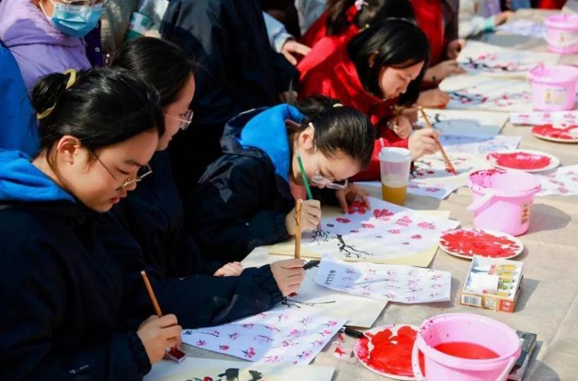 学子们认真创作,一朵朵梅花跃然纸上。