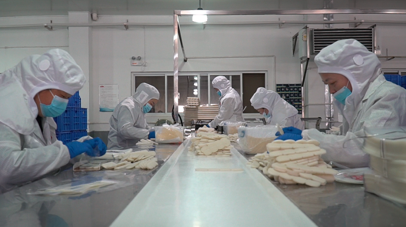 天豐食品正在加工年糕。黃山區委宣傳部供圖