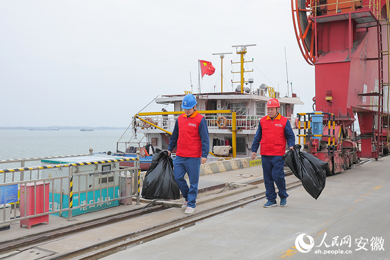 章權（右）師徒二人行走在鄭蒲港碼頭。人民網記者 李希蒙攝