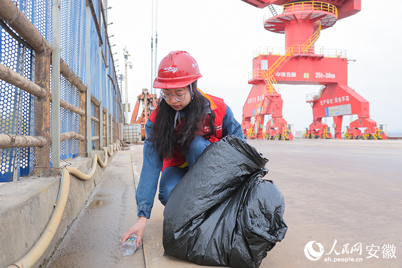和縣供電公司組織青年職工在學雷鋒紀念日當天沿著長江岸線義務撿拾垃圾。人民網記者 李希蒙攝