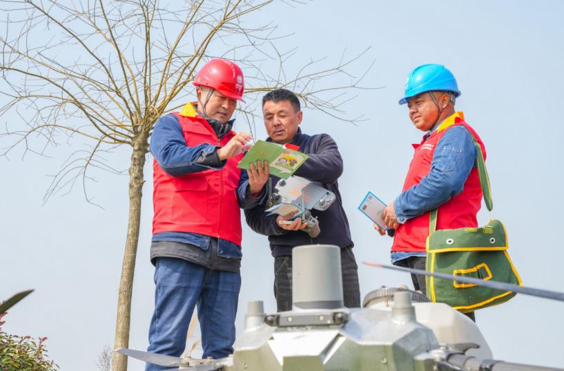 濉溪縣供電公司黨員服務隊對春耕植保無人機飛手開展專項安全宣講。儲運濤攝