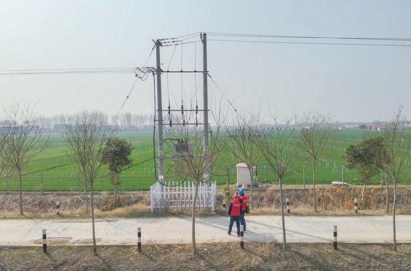 濉溪縣供電公司黨員服務隊對田間灌溉設備用電設施開展全面檢查。儲運濤攝