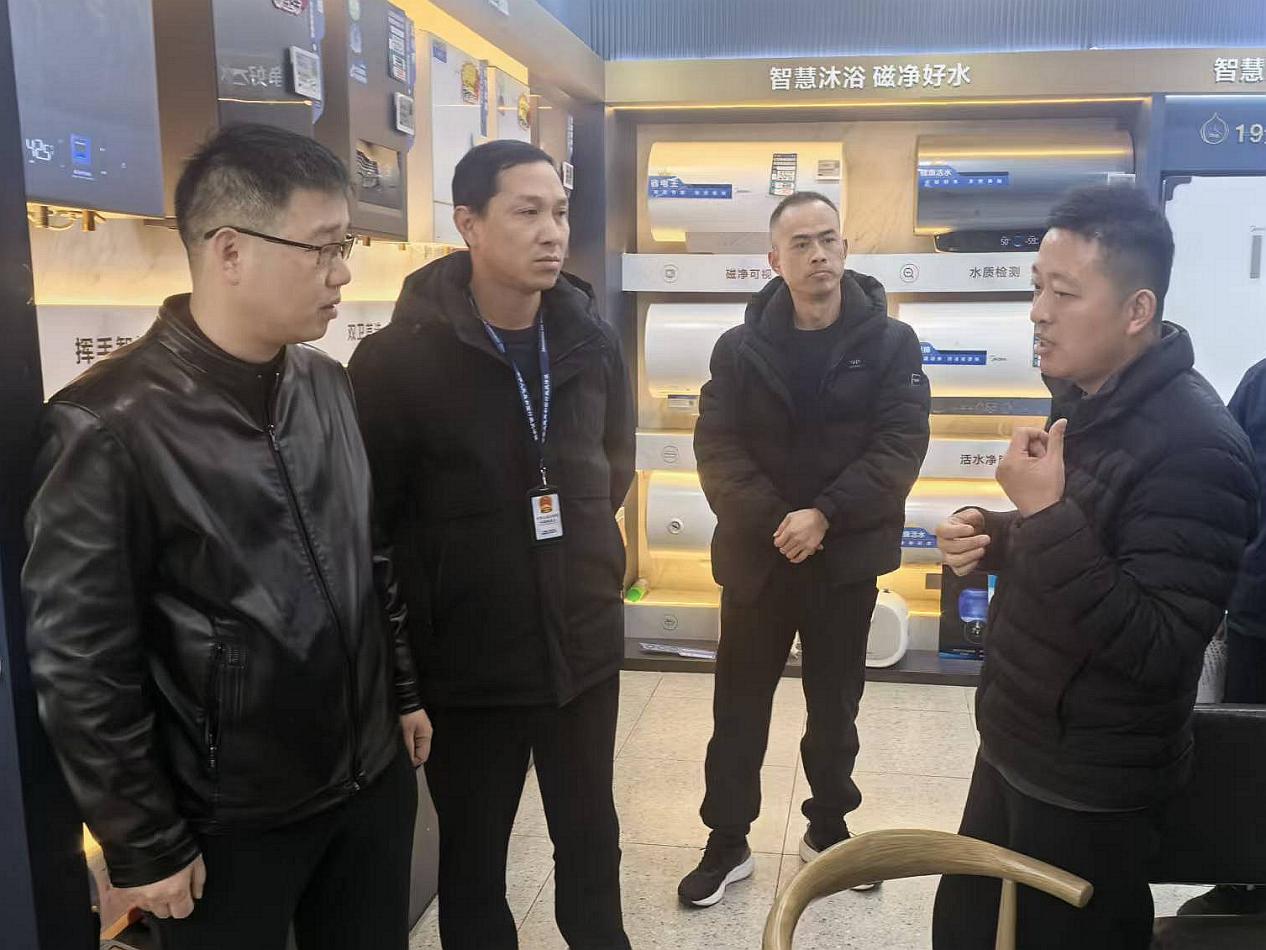 走访工作组与各品牌商户深入沟通交流。合燃华润燃气供图