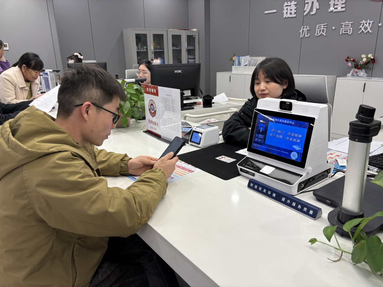 群众正在谯城区政务服务中心办理业务。刘妍摄
