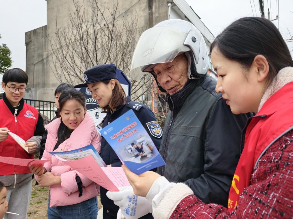 警企聯合，共同開展反詐宣傳。安徽移動供圖