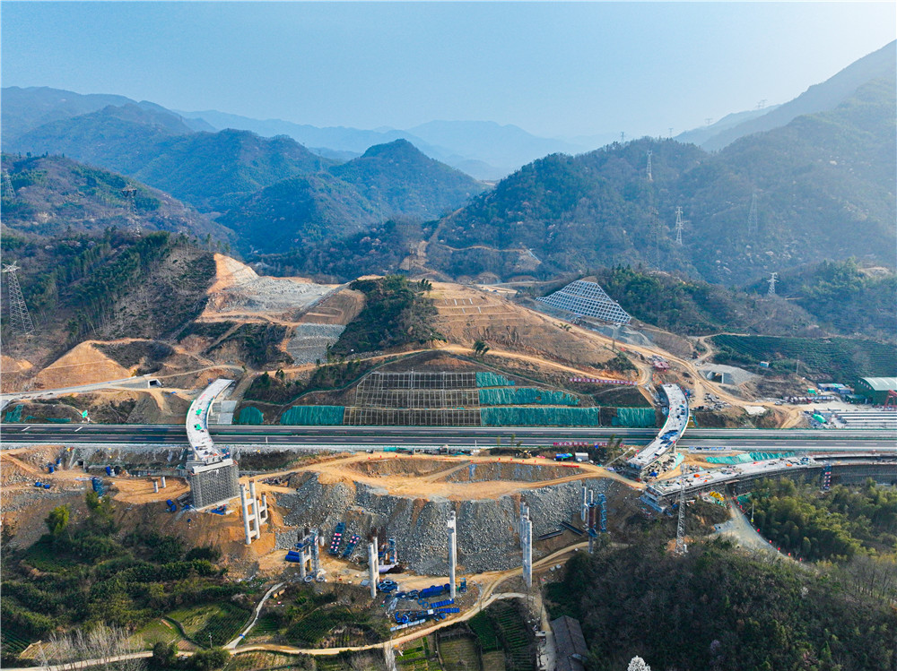 天堂寨支线高速建设现场。