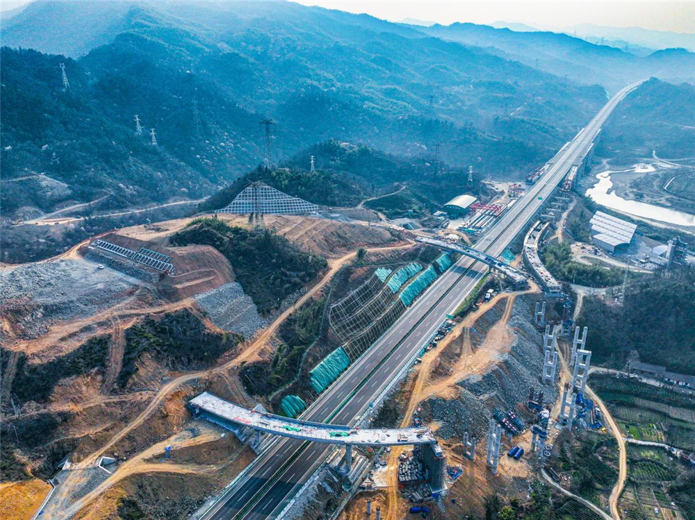 天堂寨支线高速建设现场。
