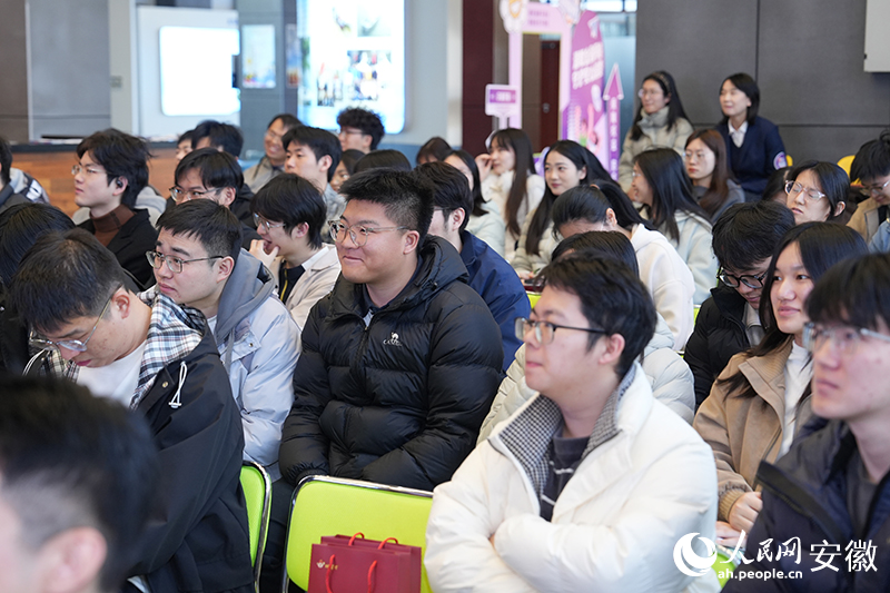 同學們在輕鬆愉快的氛圍中學習金融知識。人民網記者 苗子健攝