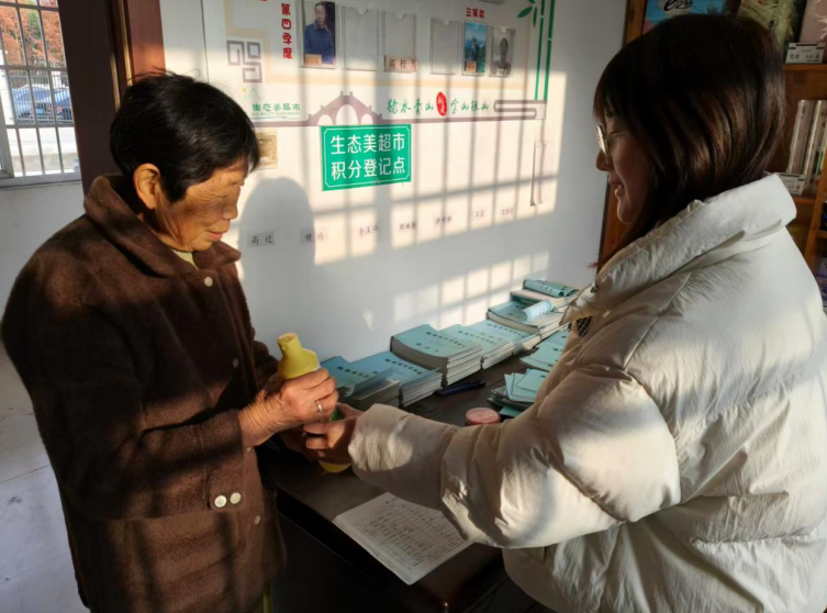 高迁村生态美超市内村民兑换物品。黄佳摄