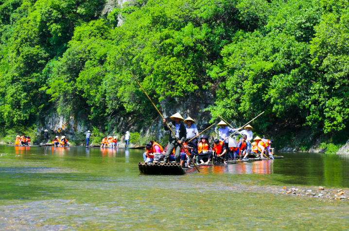 泾县蔡村镇赵村里春意盎然。