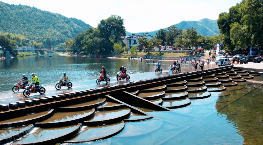 泾县蔡村镇赵村里春意盎然。