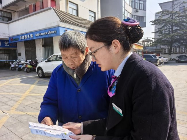 和县支行工作人员现场活动组织。