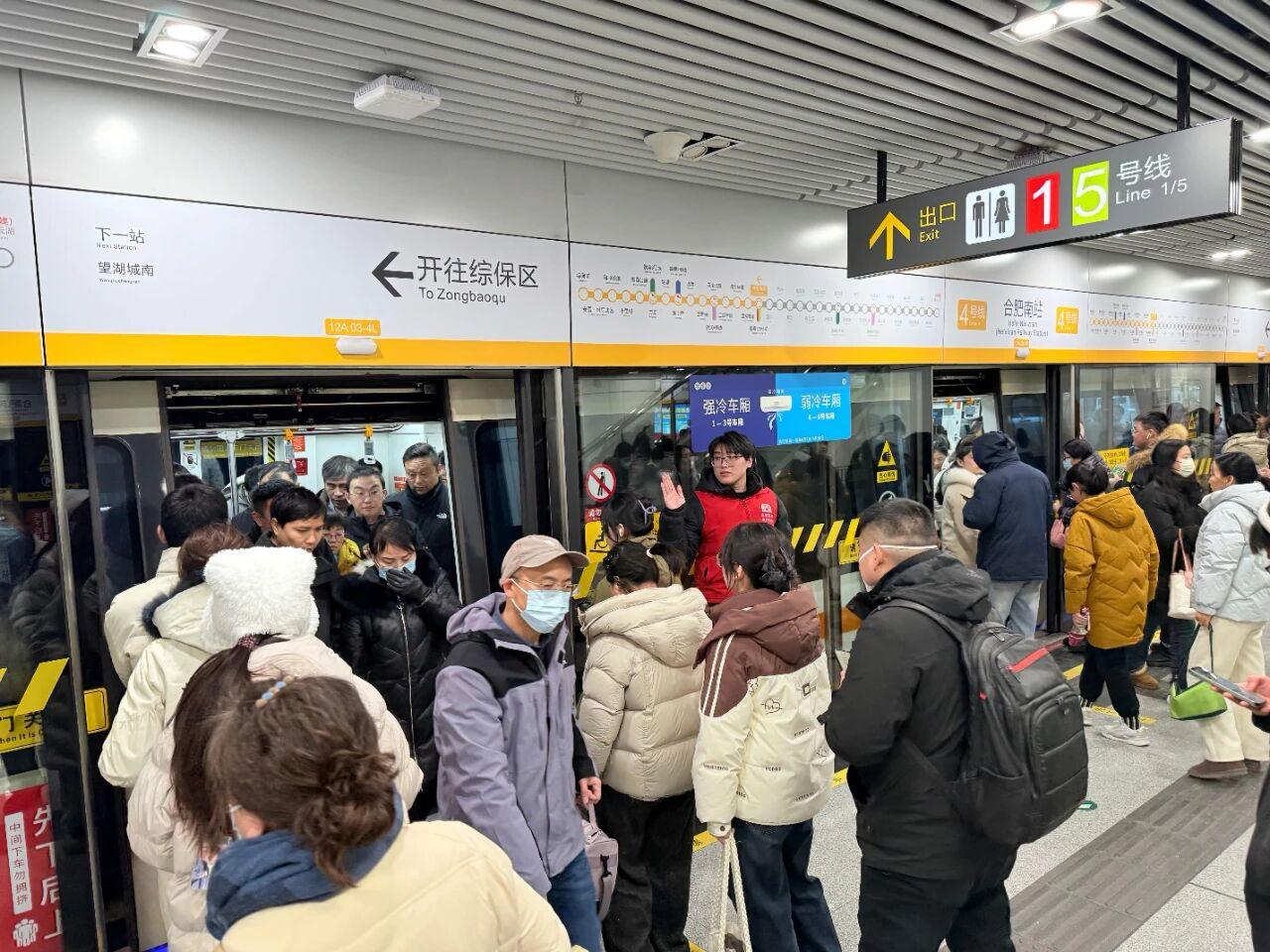 合肥地鐵站內市民有序上下車。 合肥市交通運輸局供圖