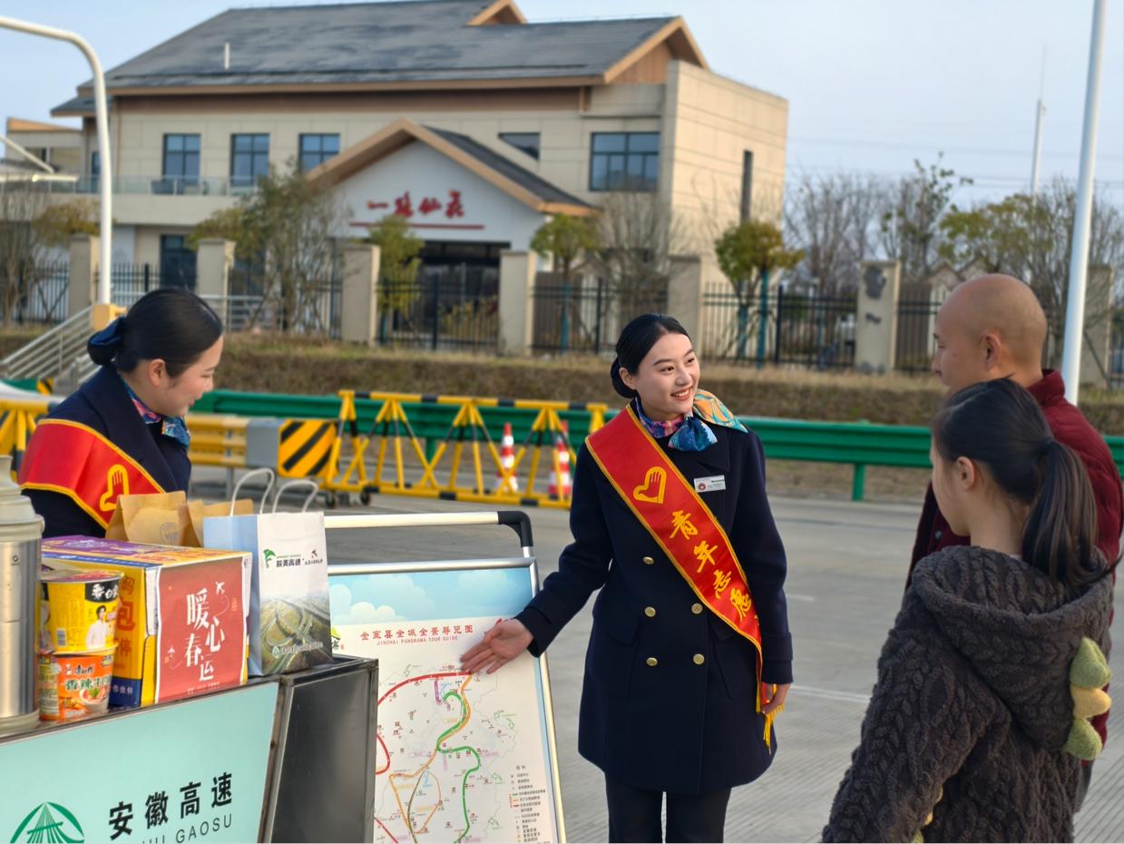 工作人員為乘客做引導服務。皖通公司供圖