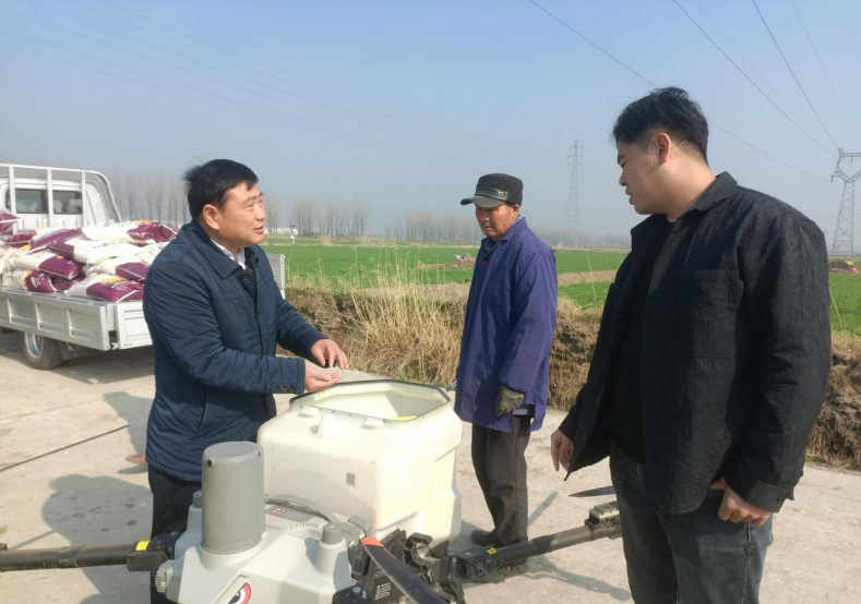專業人員指導農民精准用藥施肥。潘士清攝