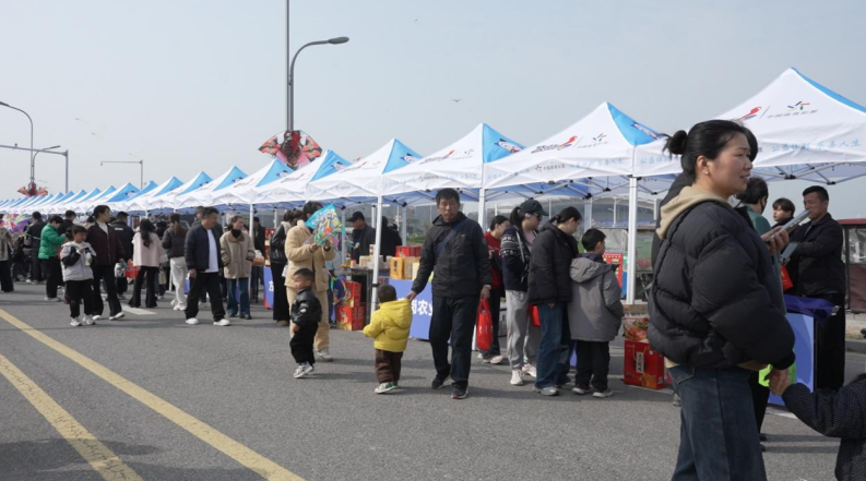 绵延数百米的展位。