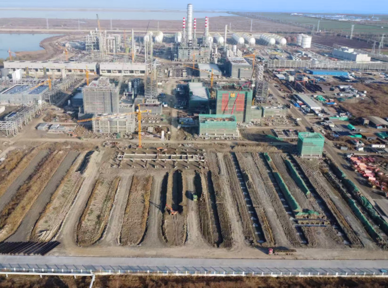 中國化學三化建承建的浙江圓錦聚丙烯裝置核心設施封頂。中國化學三化建供圖