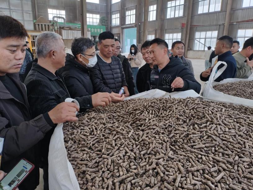 现场学习先进模式。徐文波摄