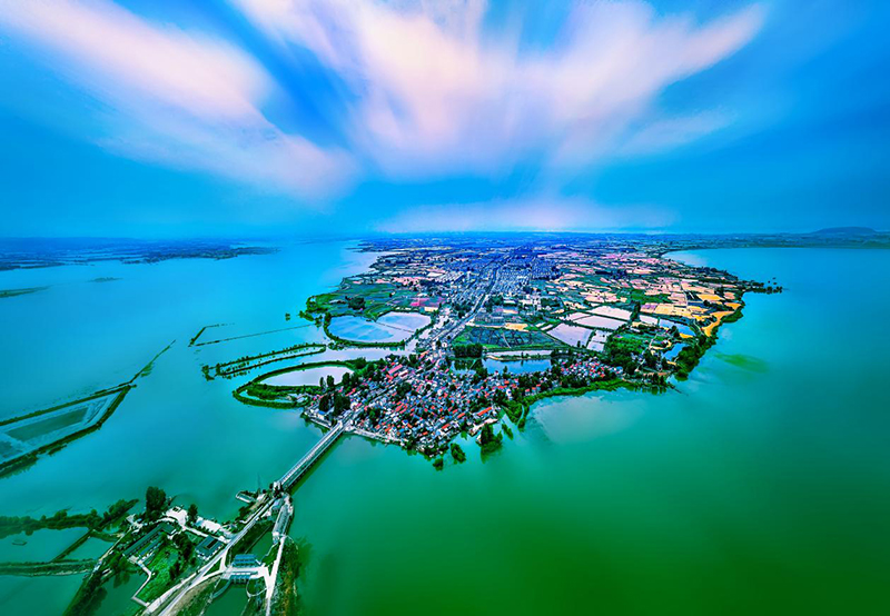 俯瞰明光市的女山湖镇。胡万里摄