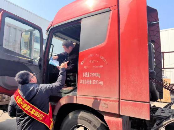 阜阳界首支行深入物流企业宣传防范非法集资、电信诈骗等金融安全知识。