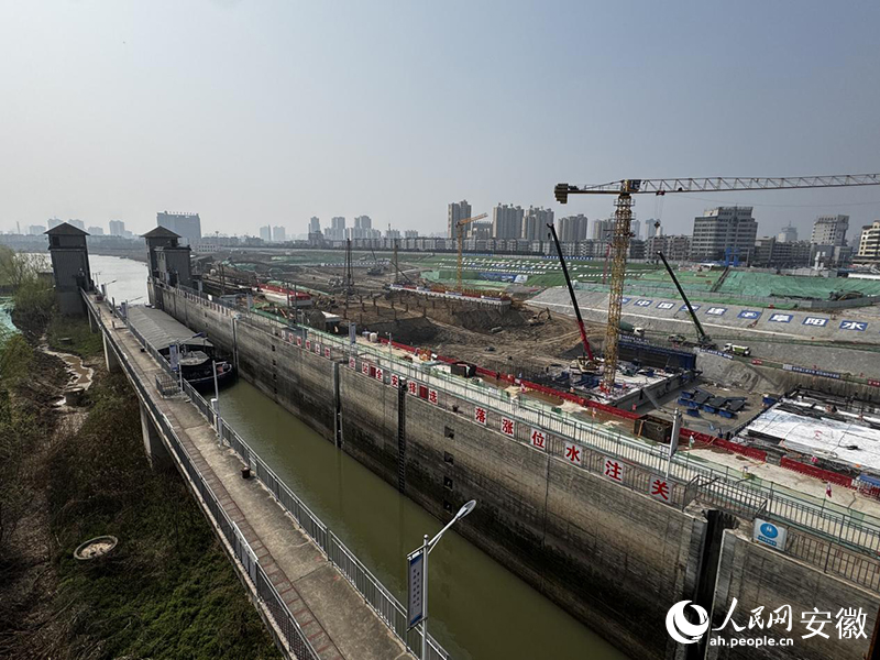 旧船闸与正在施工的沙颍河航道阜阳复线船闸工程。人民网记者 胡雨松摄
