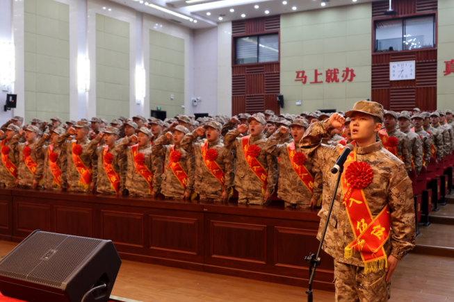 全体新兵右手握拳，满怀豪情地进行入伍宣誓。