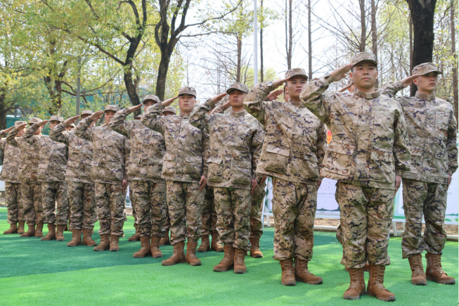 新兵们在进行役前教育。