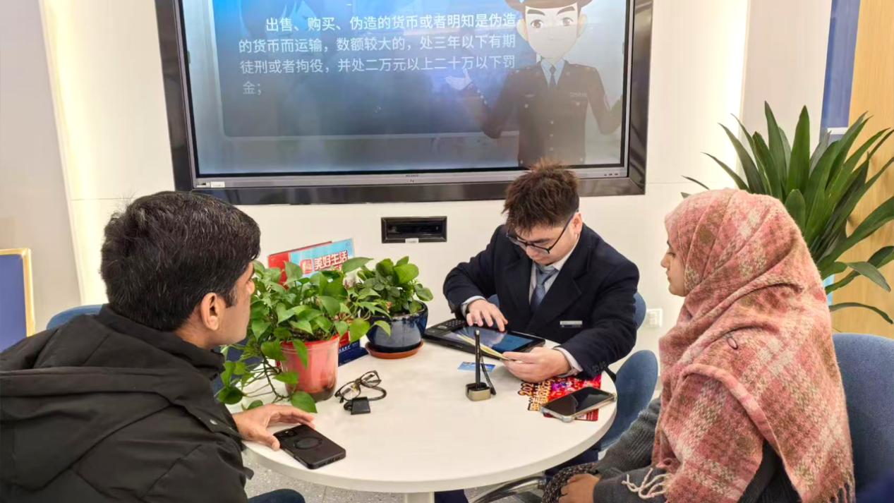 支行双语服务专员为巴基斯坦留学生提供金融服务。