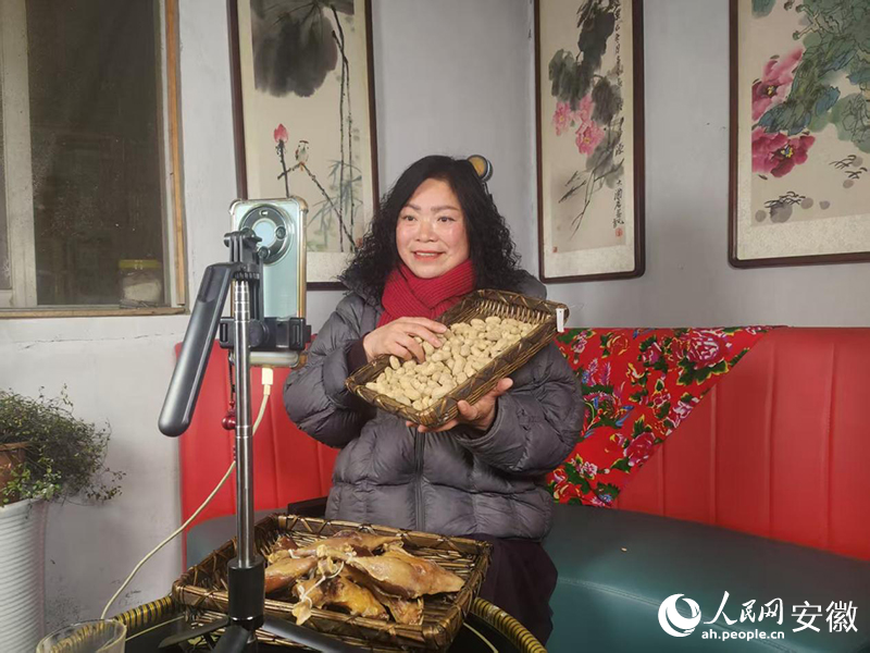 朱晓飞在直播间介绍浮山村农产品。人民网记者 周坤摄