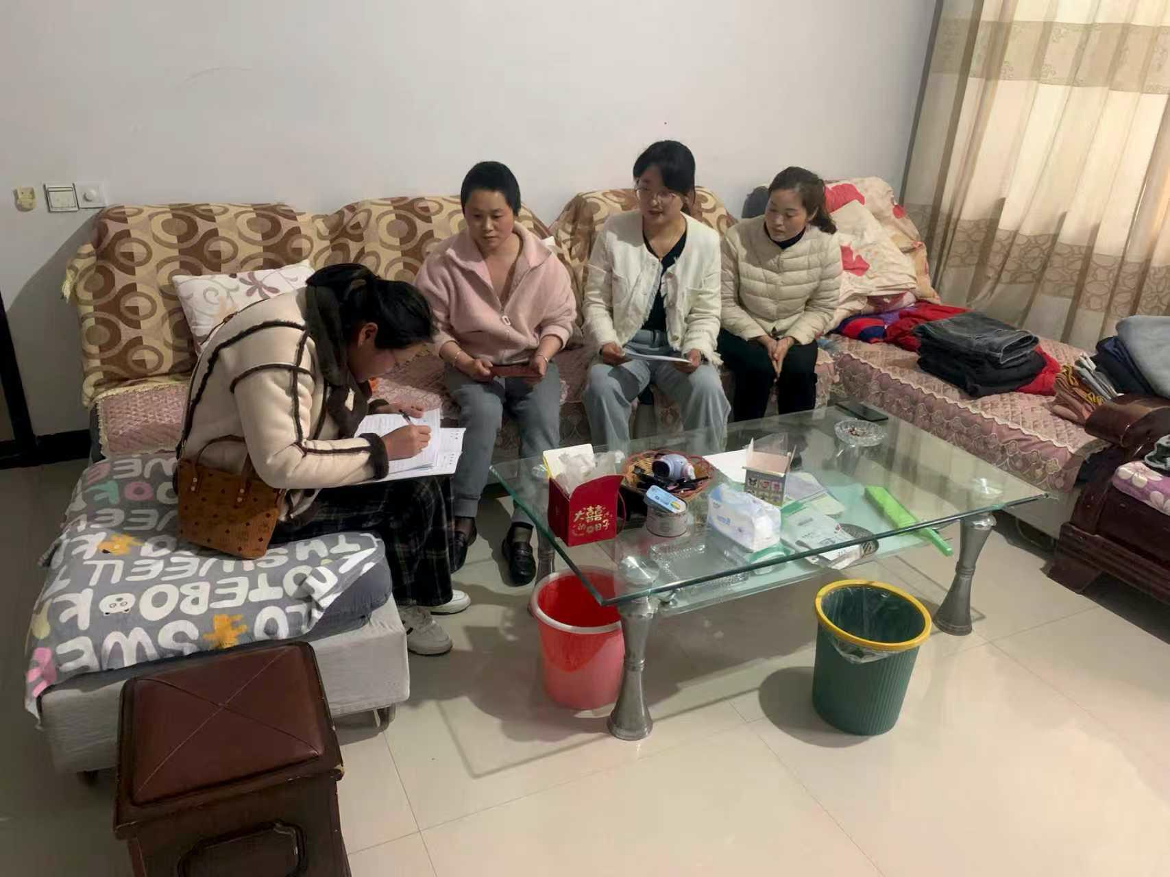 工作人員入戶摸排困難群眾家庭情況。濉溪縣委宣傳部供圖