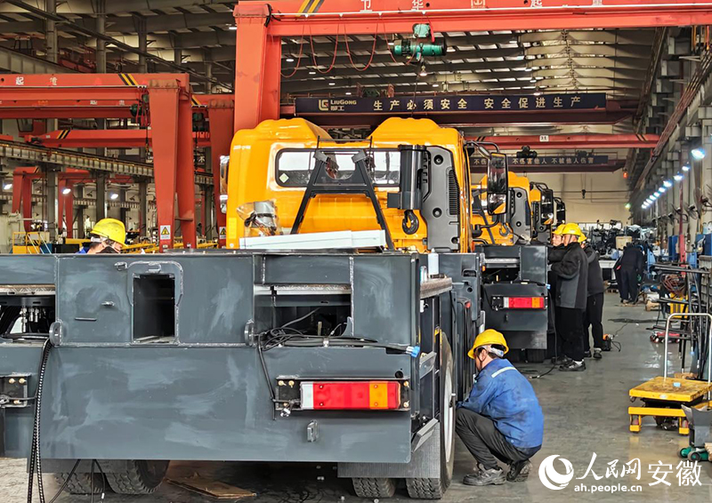 安徽柳工起重机有限公司的厂区里,工人正在组装起重机。人民网记者 周坤摄