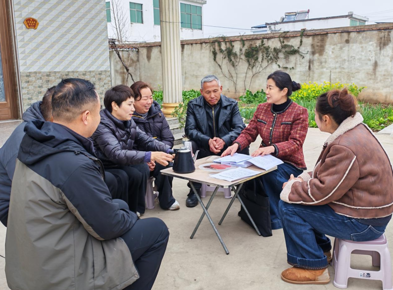 劉琴在宣講兩會精神。張傳金 攝