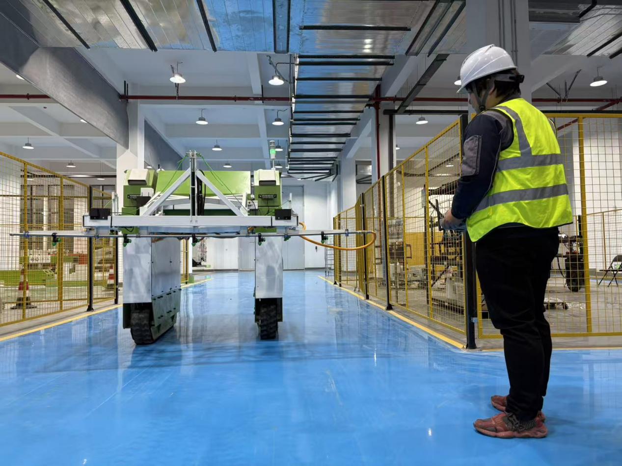 中科豐執工作人員展示公司研發的農業機械。