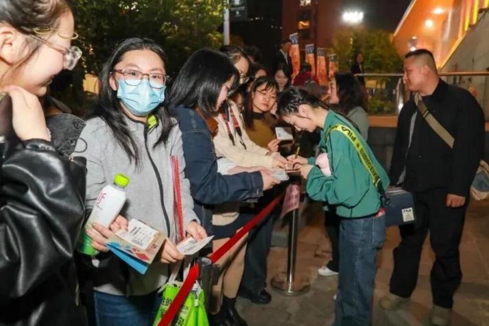 觀眾排隊等候話劇演員簽名。