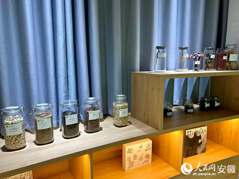 黄山华绿园生物科技有限公司原材料展示。人民网记者 高飞跃摄